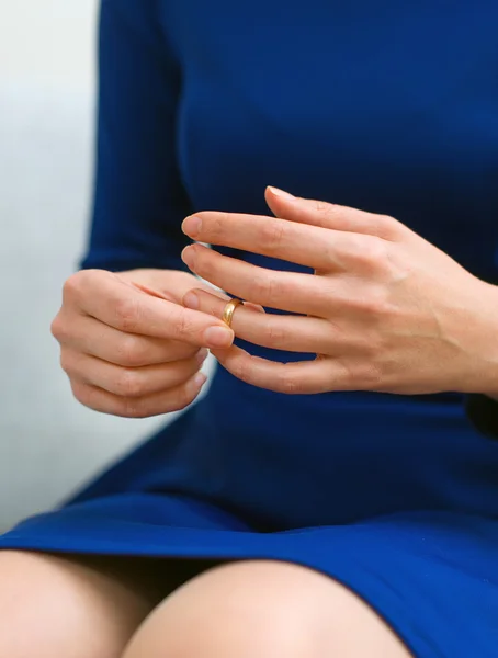 Concepto de divorcio. Mujer quitándose el anillo de bodas . —  Fotos de Stock