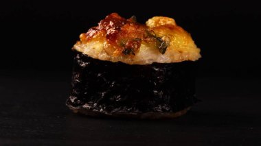 Tek pişmiş suşi rulosunun yakın görüntüsü.