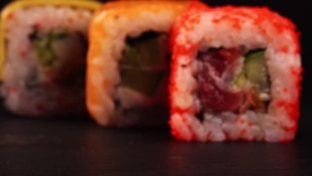 Conjunto Rolos Sushi Comida Japonesa Tradicional — Vídeo de Stock