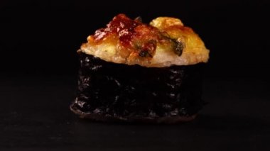 Tek pişmiş suşi rulosunun yakın görüntüsü.