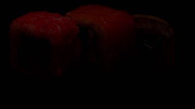 Suşi sarması. Geleneksel Japon yemekleri..