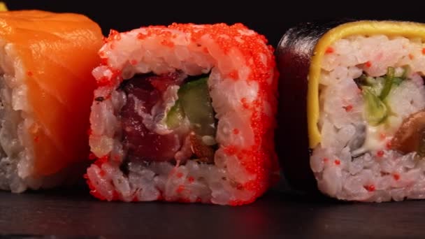 Een Paar Sushi Broodjes Traditioneel Japans Eten — Stockvideo