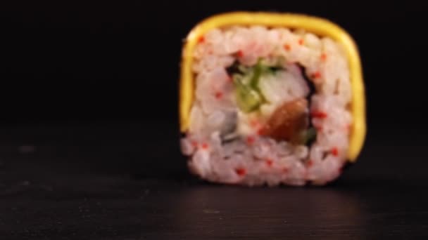 Italienische Sushi Rolle Mit Käse Und Wakame — Stockvideo