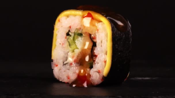Sauce Aigre Douce Est Versée Sur Les Sushis Nourriture Japonaise — Video