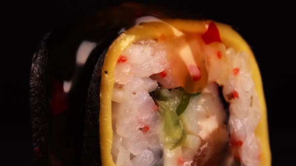 Süß Saure Soße Wird Auf Sushi Gegossen Traditionelle Japanische Küche — Stockvideo