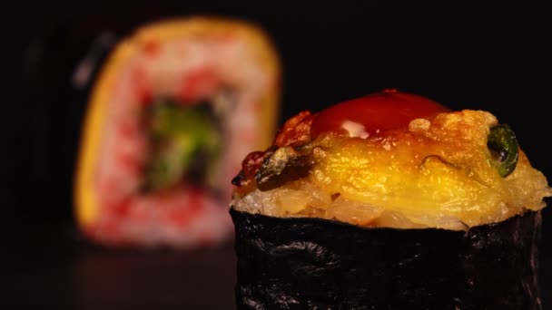Zoete Zure Saus Wordt Sushi Gegoten Traditioneel Japans Eten — Stockvideo