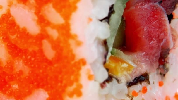 Single California Sushi Broodje Met Kaviaar Tonijn Vis — Stockvideo