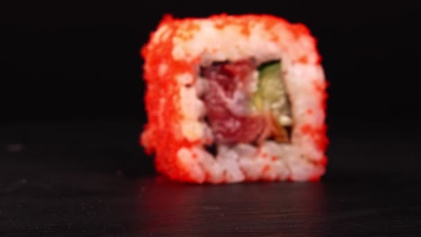 Rolă Unică Sushi California Caviar Ton — Videoclip de stoc