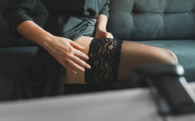 Web kamerası modeli olarak çalışan baştan çıkarıcı bir kadın. Çoraplar çıkarılıyor.