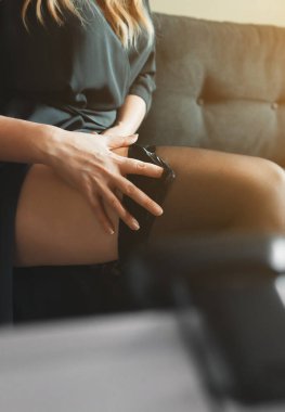 Web kamerası modeli olarak çalışan baştan çıkarıcı bir kadın. Çoraplar çıkarılıyor.