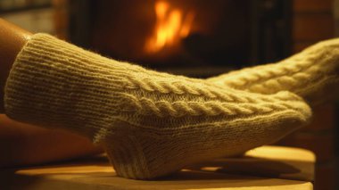 Kadın şöminenin yanında dinleniyor..