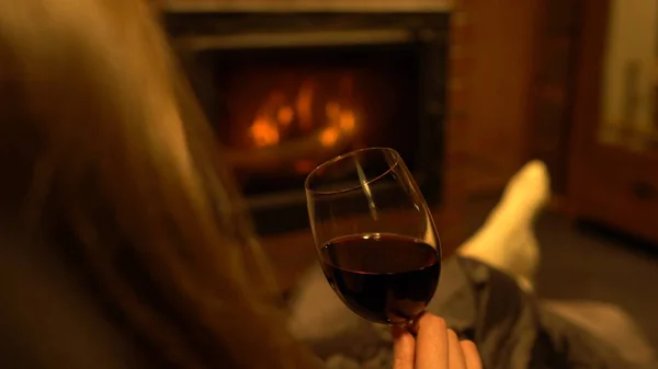 Kvinna Med Glas Rött Vin Vilar Vid Eldstaden — Stockfoto