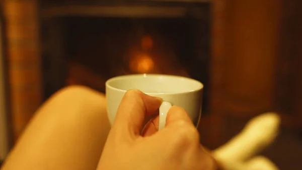 Mujer Con Taza Está Descansando Junto Chimenea —  Fotos de Stock