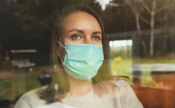 Woman Medical Mask Window Quarantine Home — Stock Photo, Image