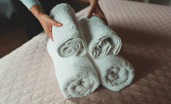 客房服务 旅馆房间里换毛巾的女人 — 图库照片