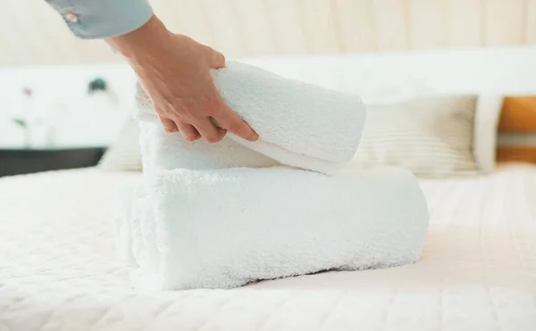 ルームサービス ホテルの部屋でタオルを変える女 — ストック写真