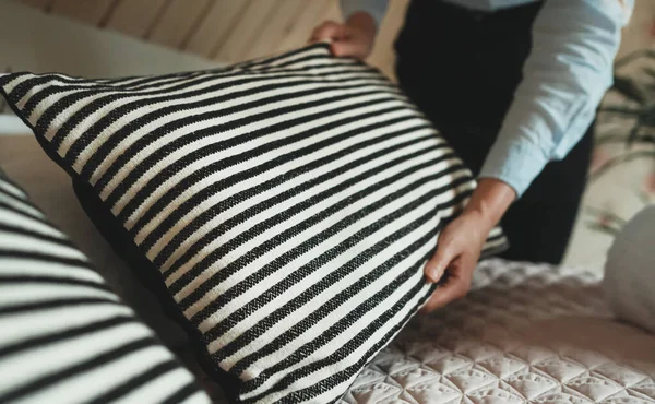 Oda Servisi Otel Odasında Yatak Yapan Kadın — Stok fotoğraf