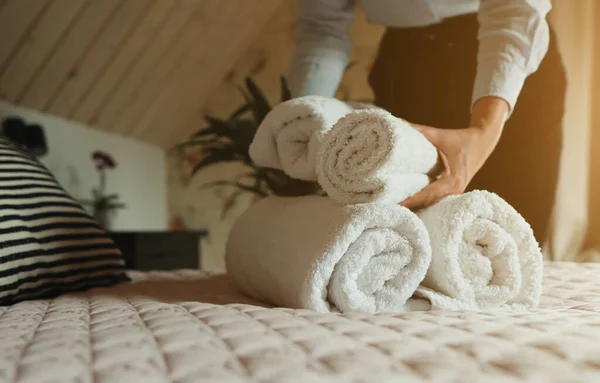 Υπηρεσία Δωματίου Γυναίκα Αλλαγή Πετσετών Στο Δωμάτιο Του Ξενοδοχείου — Φωτογραφία Αρχείου