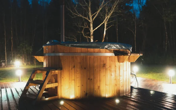 Jacuzzi Madera Con Chimenea Por Noche — Foto de Stock