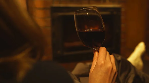 Kvinna Med Glas Rött Vin Vilar Vid Eldstaden — Stockfoto