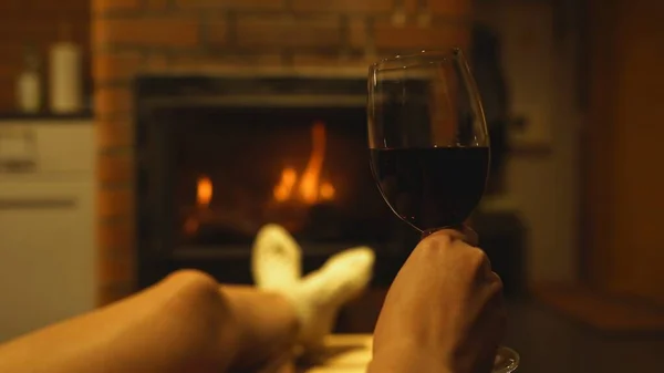 Femme Avec Verre Vin Rouge Repose Près Cheminée — Photo