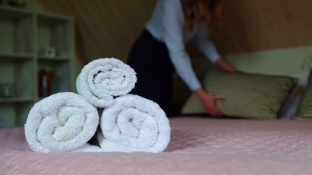 Layanan Kamar Wanita Membuat Tempat Tidur Kamar Hotel — Stok Video