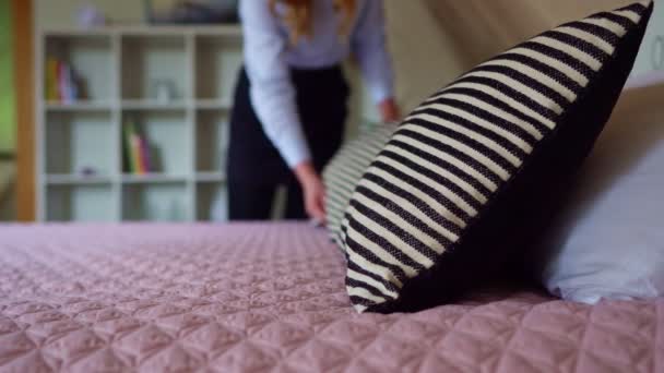 Обслуживание Номеров Женщина Заправляет Кровать Гостиничном Номере — стоковое видео