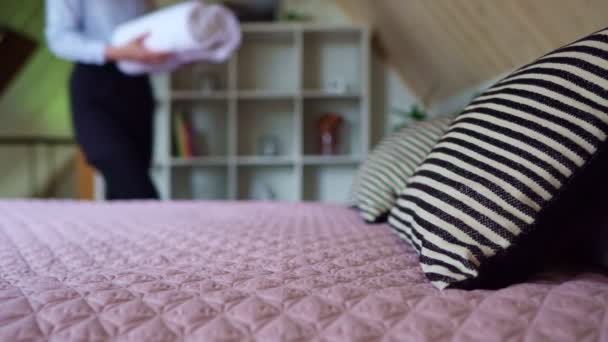 Roomservice Vrouw Bed Hotelkamer — Stockvideo