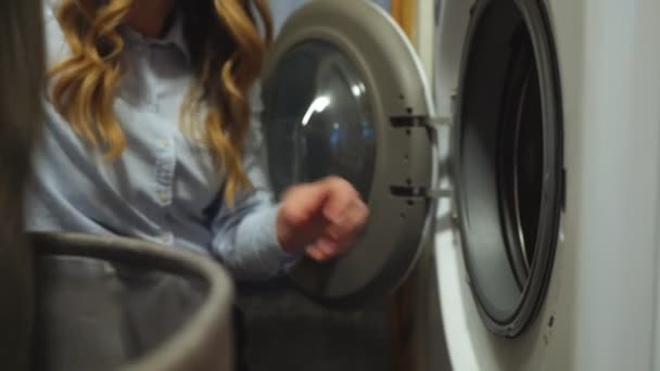 Mulher Carregando Roupas Máquina Lavar Roupa — Vídeo de Stock