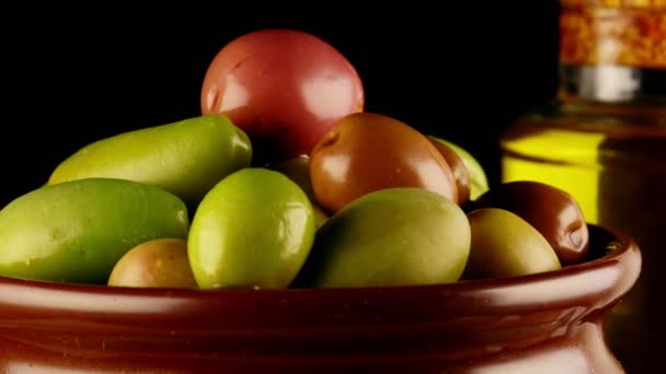 很多不同的橄榄在锅里 — 图库视频影像