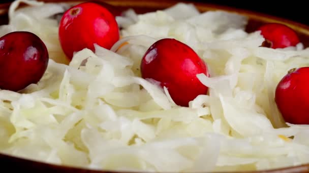 Sauerkraut with cranberries in a pot. — Stock Footage Sauerkraut Cranberries Pot Royalty Free Stock Video