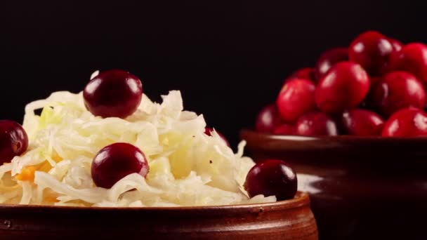 Sauerkraut Mit Preiselbeeren Topf — Stockvideo