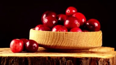 Tahta kasede taze kızılcıklar.