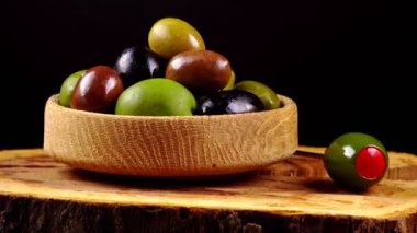 Tahta kasede bir sürü farklı zeytin var..