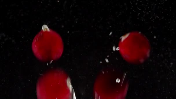 Taze Taze Kızılcıklar Suya Düşüyor — Stok video