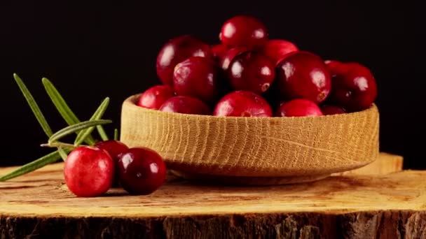 Νωπά Ώριμα Cranberries Ξύλινο Μπολ — Αρχείο Βίντεο