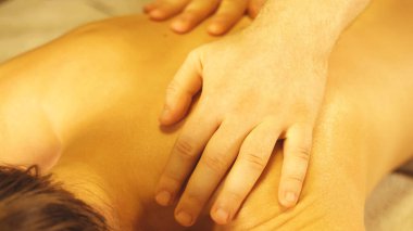 Masaj ustası klasik masaj yapıyor. Spa ve masaj konsepti.