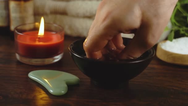 Mistrz Masażu Robi Masaż Olejkiem Eterycznym Koncepcja Spa Masażu — Wideo stockowe