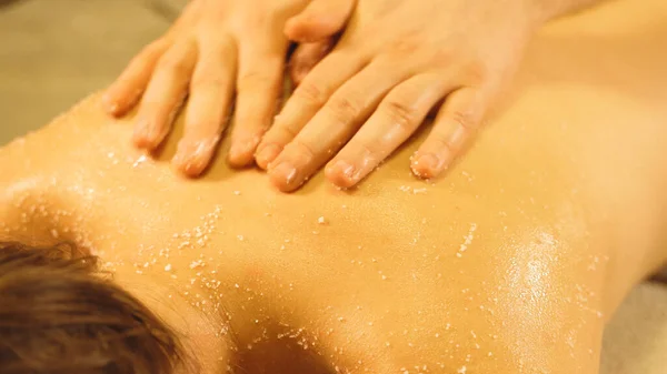 Massagemeister Macht Salz Peeling Massage Wellness Und Massagekonzept — Stockfoto