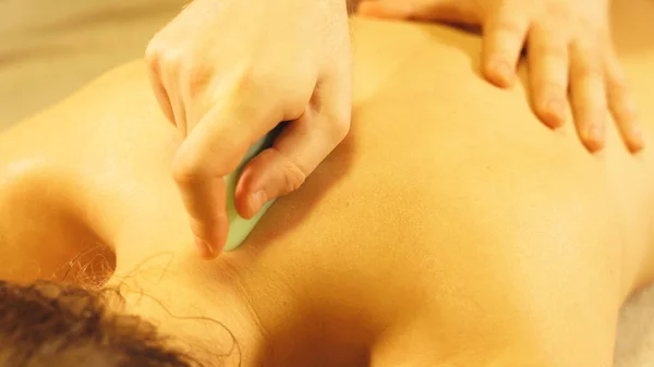 Massagemeister Macht Gua Sha Massage Wellness Und Massagekonzept — Stockfoto