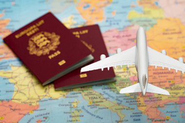 Pasaportlarla Avrupa haritasında uçan bir uçağın oyuncağı.