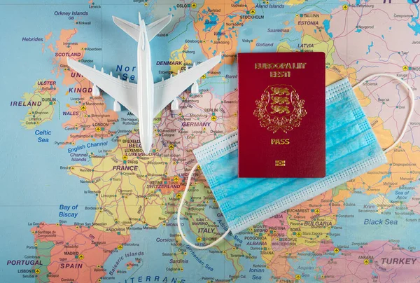 Leksak Med Flygplan Medicinsk Mask Och Pass Europakartan — Stockfoto