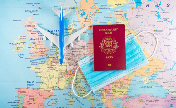 Παιχνίδι Αεροπλάνου Ιατρική Μάσκα Και Διαβατήριο Στον Χάρτη Της Ευρώπης — Φωτογραφία Αρχείου