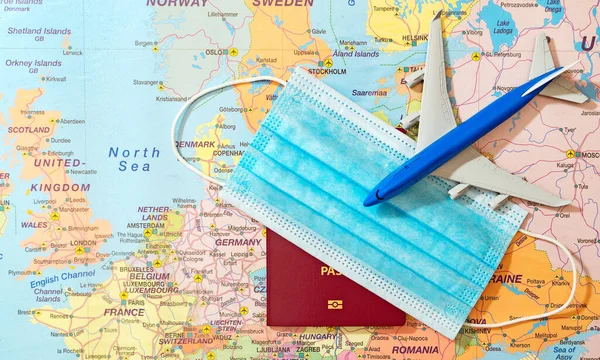Brinquedo Avião Máscara Médica Passaporte Mapa Europa — Fotografia de Stock