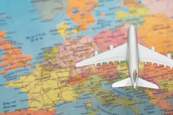 Brinquedo Avião Sobrevoando Mapa Europa — Fotografia de Stock