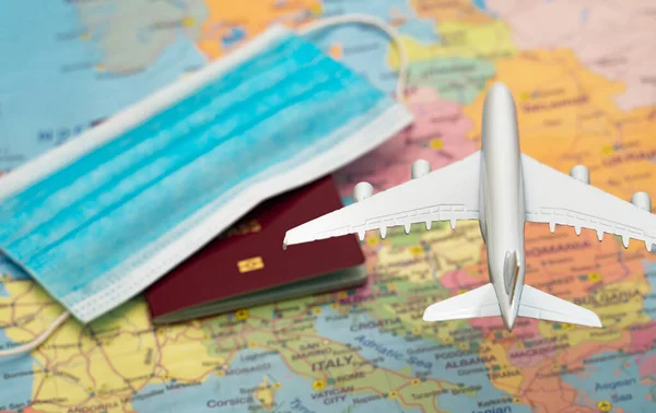 Brinquedo Avião Máscara Médica Passaporte Mapa Europa — Fotografia de Stock