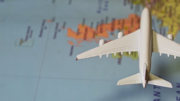 Zabawka Białego Samolotu Przelatującego Nad Mapą Europy — Wideo stockowe
