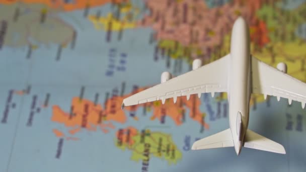 Speelgoed Van Wit Vliegtuig Dat Kaart Van Europa Vliegt — Stockvideo
