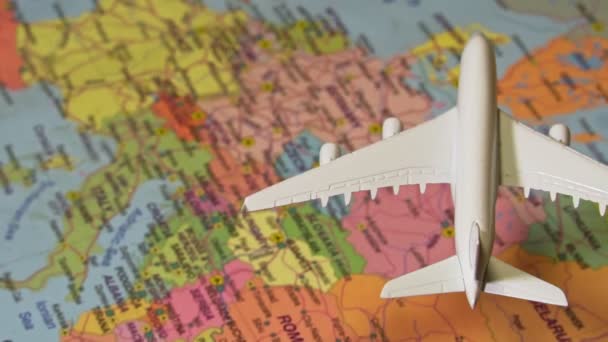 Giocattolo Aereo Bianco Che Sorvola Mappa Europa — Video Stock