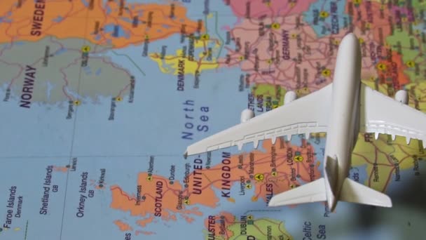 Brinquedo Avião Branco Sobrevoando Mapa Europa — Vídeo de Stock